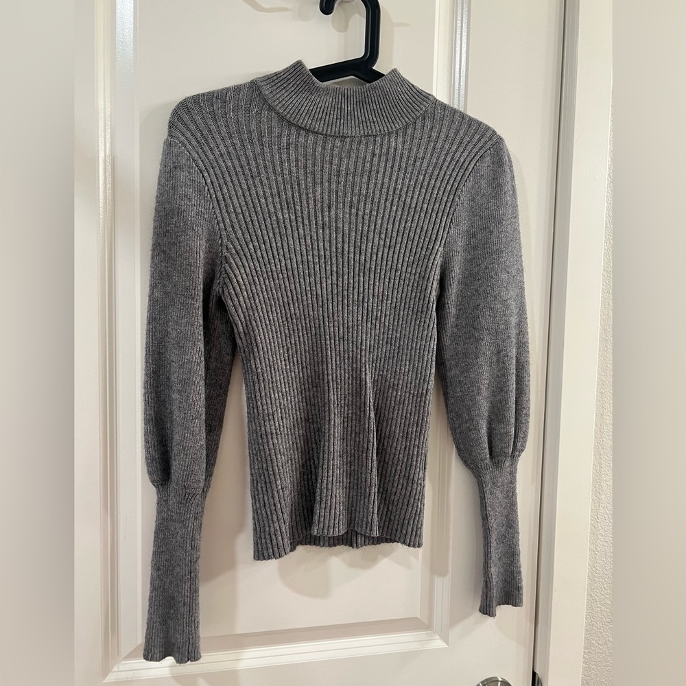 Grey ribbed sweater with puff sleeves